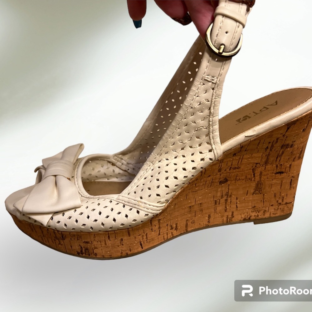 Wedge Heels with Bow Size 8.5 Apt. 9